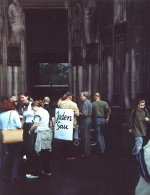 W. Kastner vor dem Dom zu Köln